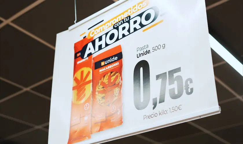 Cartel de ahorro con la plasta de marca blanca de Unide